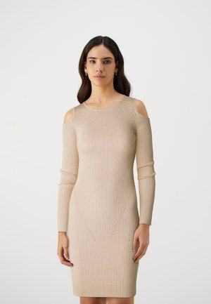 Beige ribbestrikket kjole med kald skulder-design, lange ermer og skreddersydd passform, med diagonale sømmer i midjen for ekstra detaljer.
