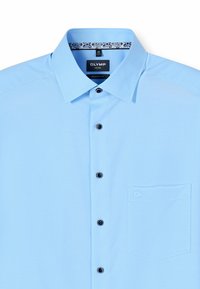 Hellblaues Langarmhemd mit modernem Schnitt, ausgestattet mit einem Button-Down-Kragen, schwarzen Knöpfen und einer Brusttasche mit dezenten Details.