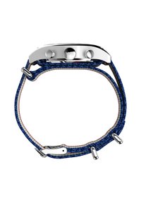 Reloj deportivo con caja de acero inoxidable, correa texturizada azul, acentos rojos y blancos, y tres botones de control en el lateral.
