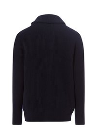 Ciemnoniebieski sweter prążkowany z kołnierzem typu szal, długimi rękawami i bocznymi rozcięciami u dołu. Teksturowany materiał dodaje głębi projektowi.