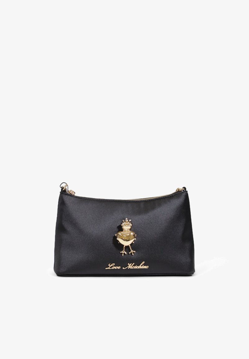 Clutch bag in satin nero con chiusura a zip. Presenta un emblema d'oro a forma di uccello con una corona e "Love Moschino" in testo dorato sul davanti.