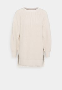 Dlouhý svetr smetanové barvy pletený s kulatým výstřihem, dlouhými balónovými rukávy, žebrovanými manžetami a bočními rozparky na lemu.