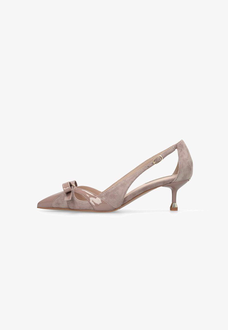 Πέδιλο slingback ταμπά με μυτερή μύτη, χαμηλό λεπτό τακούνι, λουράκι με πόρπη, υφές από σουέτ και πατενταρισμένο δέρμα, και διακοσμητικό φιόγκο μπροστά.