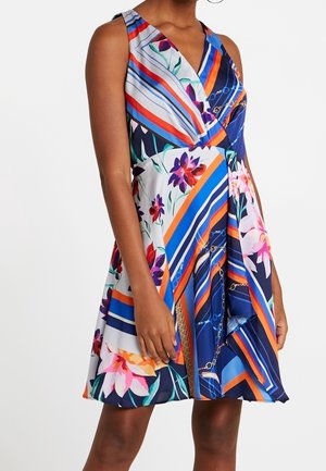 Sukienka bez rękawów z dekoltem w serek, zdobiona wielokolorowymi kwiatowymi i paskowanymi wzorami w kolorach niebieskim, pomarańczowym, białym i fioletowym na rozkloszowanej spódnicy do kolan.