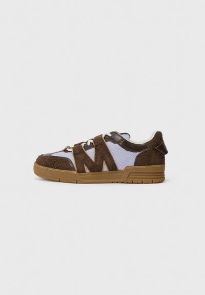 Sneakers met een bruine suède bovenkant, beige gaaspanelen en een gomrubberen zool. Kenmerkend zigzagontwerp aan de zijkanten. Vetersluiting.