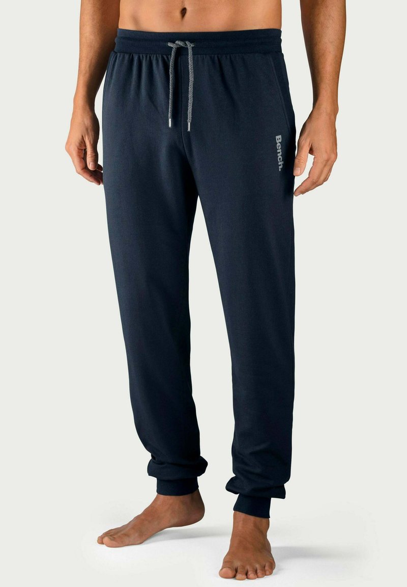 Navy Jogginghose aus weichem Stoff, mit einem Kordelzugbund, gerippten Bündchen und dem "Bench."-Logo in Hellgrau auf dem Oberschenkel.