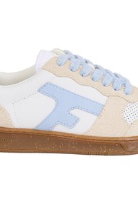 Sneaker bianca con accenti in suede beige, lacci azzurri e logo blu. Presenta una suola marrone testurizzata con piccole macchie.