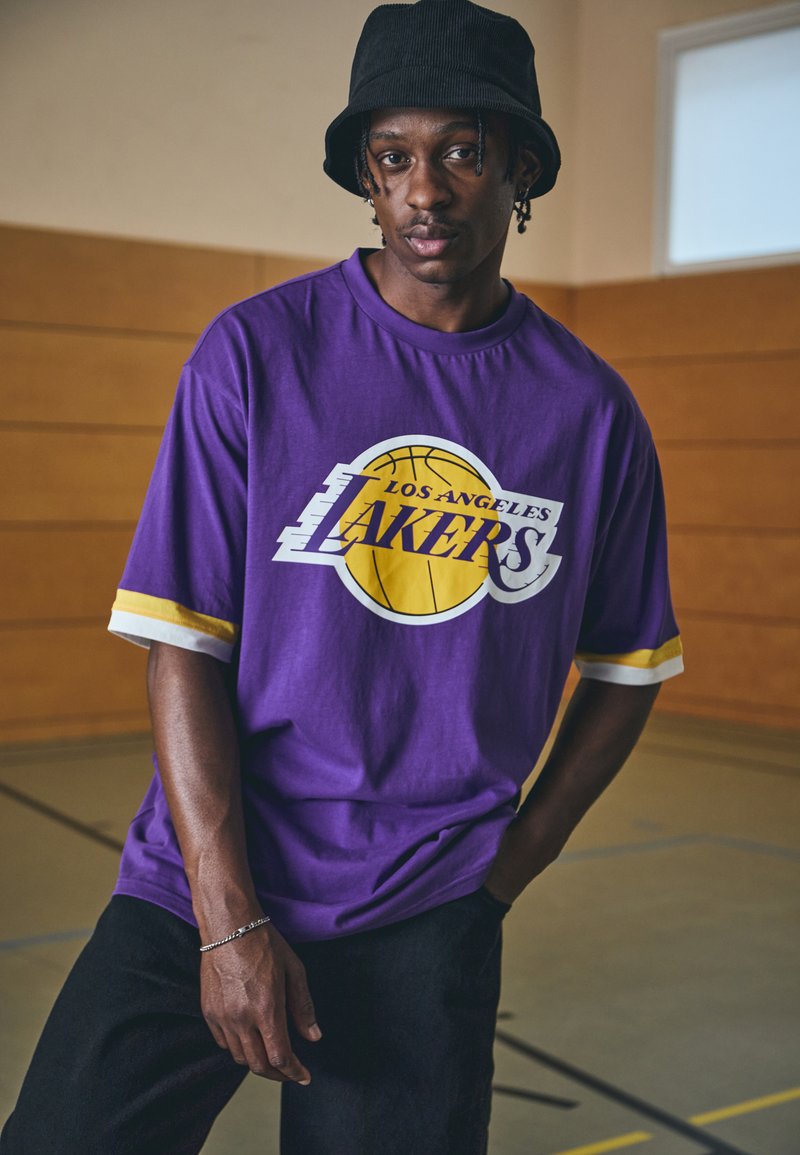 New Era NBA LOS ANGELES LAKERS PANEL OVERSIZED TEE - T-shirts print - purple
