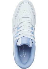 Fehér sneaker világoskék díszítéssel. Simaszőrű bőr felsőrész, lekerekített orr, és hatlyukú fűzős záródás. Hálós bélés a légáteresztés érdekében.