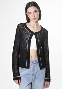 Schwarze Strickjacke mit eng gestricktem Muster, runder Halsauschnitt, Frontverschluss und kontrastierenden Abschlüssen entlang der Kanten.