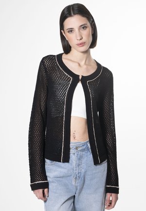 Zwarte gebreide cardigan met een dichtgebreid patroon, ronde halslijn, sluiting aan de voorkant en contrasterende afwerking langs de randen.