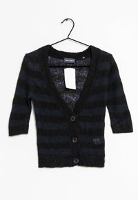 Černý a tmavě modrý pruhovaný kardigan s hlubokým výstřihem do V, tříčtvrtečními rukávy a čtyřmi černými knoflíky. Materiál se zdá být měkký a texturovaný.