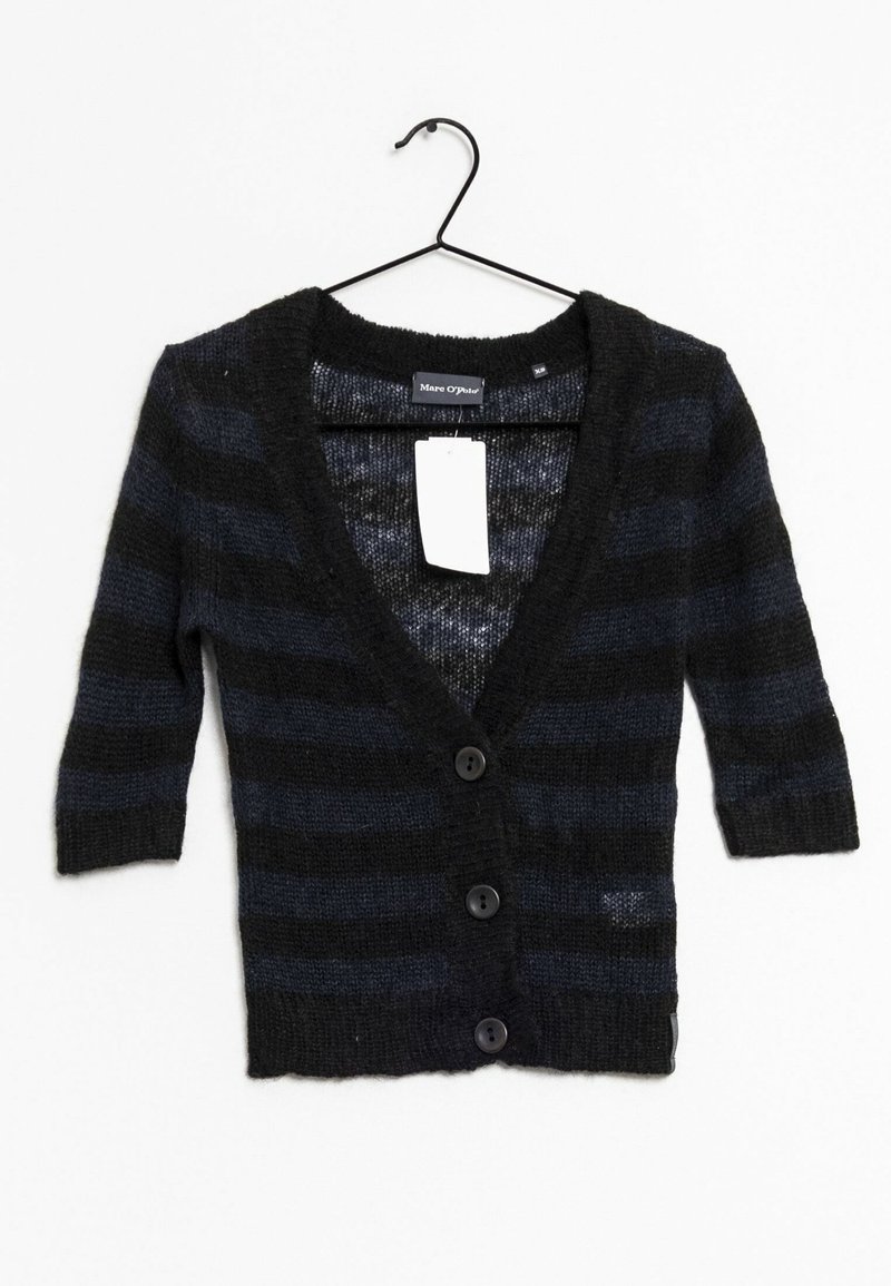 Černý a tmavě modrý pruhovaný kardigan s hlubokým výstřihem do V, tříčtvrtečními rukávy a čtyřmi černými knoflíky. Materiál se zdá být měkký a texturovaný.