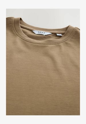 Pruun puuvillane T-särk, millel on ümmargune kaelus ja lühikesed varrukad. Sellel on "NEXT" logo sisetagal, sile tekstuur ja regulaarne lõige.