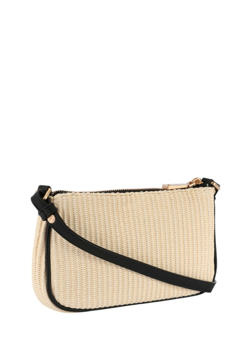 Beige gewebte Tasche mit einer strukturierten Oberfläche, schwarzen Akzenten, verstellbarem Tragegurt und einem Reißverschluss in Goldoptik. Kompakte, rechteckige Form.