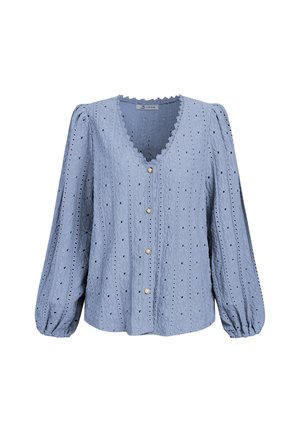 Blusa de manga larga azul claro con patrón de encaje calado, escote en V, bordes con ondas, botones de perla y puños fruncidos.