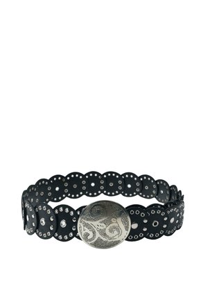 Fekete öv kör alakú fém szegecsekkel és egy nagy, gravírozott ezüst ovális csattal, amely örvénymintát ábrázol.