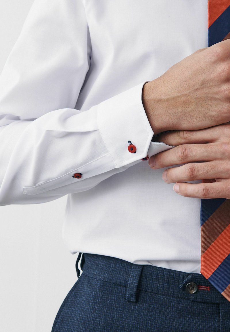 Herren Komplettanzüge | Next TRIMMED Businesshemd white burgundy red buttons/weiß - KY63636 Herren Komplettanzüge | Next TRIMMED Businesshemd white burgundy red buttons/weiß - KY63636