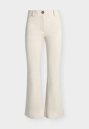 Beige, hoge taille broek met voorzakken, knoopsluiting en licht uitlopende pijpen op een effen achtergrond.