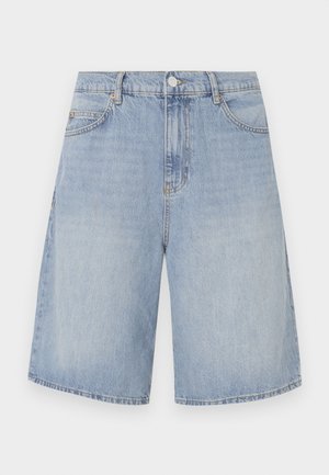 Pantalones cortos de mezclilla azul claro con corte recto, que cuentan con cinco bolsillos y cierre con botón en la parte superior. El material tiene una textura suave y un ligero desgaste.