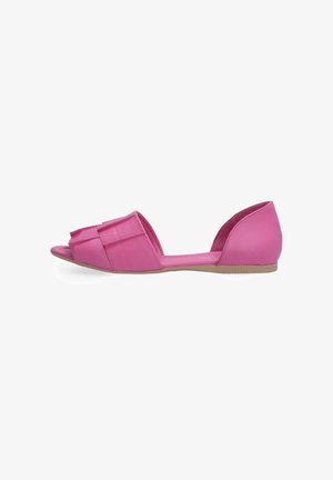 Roze platte sandalen met een brede strikdetail aan de voorkant, open teenontwerp en een lage hak, met een gladde textuur en een eenvoudig profiel.