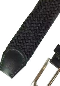 Cintura intrecciata nera con un cinturino in tessuto testurizzato, un'estremità in pelle nera liscia e una fibbia in metallo argentato per la chiusura.