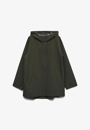 Tumši zaļa lietusmētelis ar kapuci, priekšpusē ar spiedpogām un divām slīpām kabatām, izklāts uz balta fona.