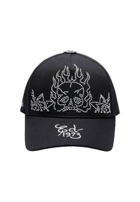 Gorra negra con diseño de calavera y llamas, adornada con rhinestones decorativos. Tiene una visera curvada y texto bordado en blanco que dice "ed 1973."