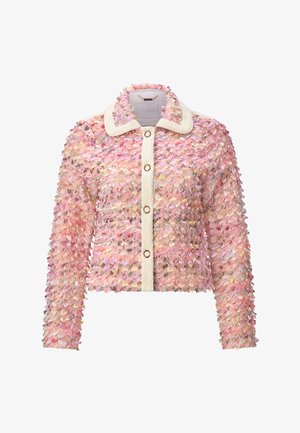 Chaqueta de punto rosa texturizada con ribete crema, botones redondos en la parte delantera y un cuello clásico.