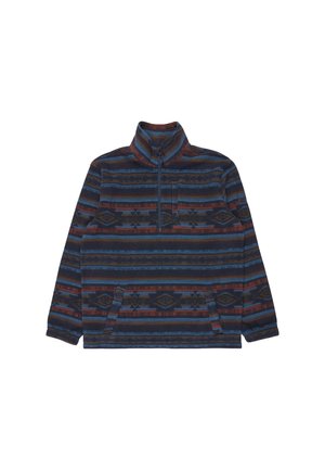 Maglione in pile con mezza zip, colletto alto, tasche anteriori e sul petto, caratterizzato da strisce geometriche orizzontali nei colori blu scuro, marrone e rosso.