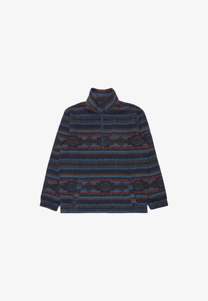 Fleece-Pullover mit halbem Reißverschluss, Stehkragen, Taschen vorne und auf der Brust, mit dunkelblauen, braunen und roten horizontalen geometrischen Streifen.