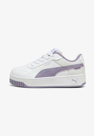 Sneakers din piele albă cu accente lila, dungi laterale cu model, guler căptușit și talpă texturată. Prezintă sistem de închidere cu șireturi în față și logo-ul mărcii.