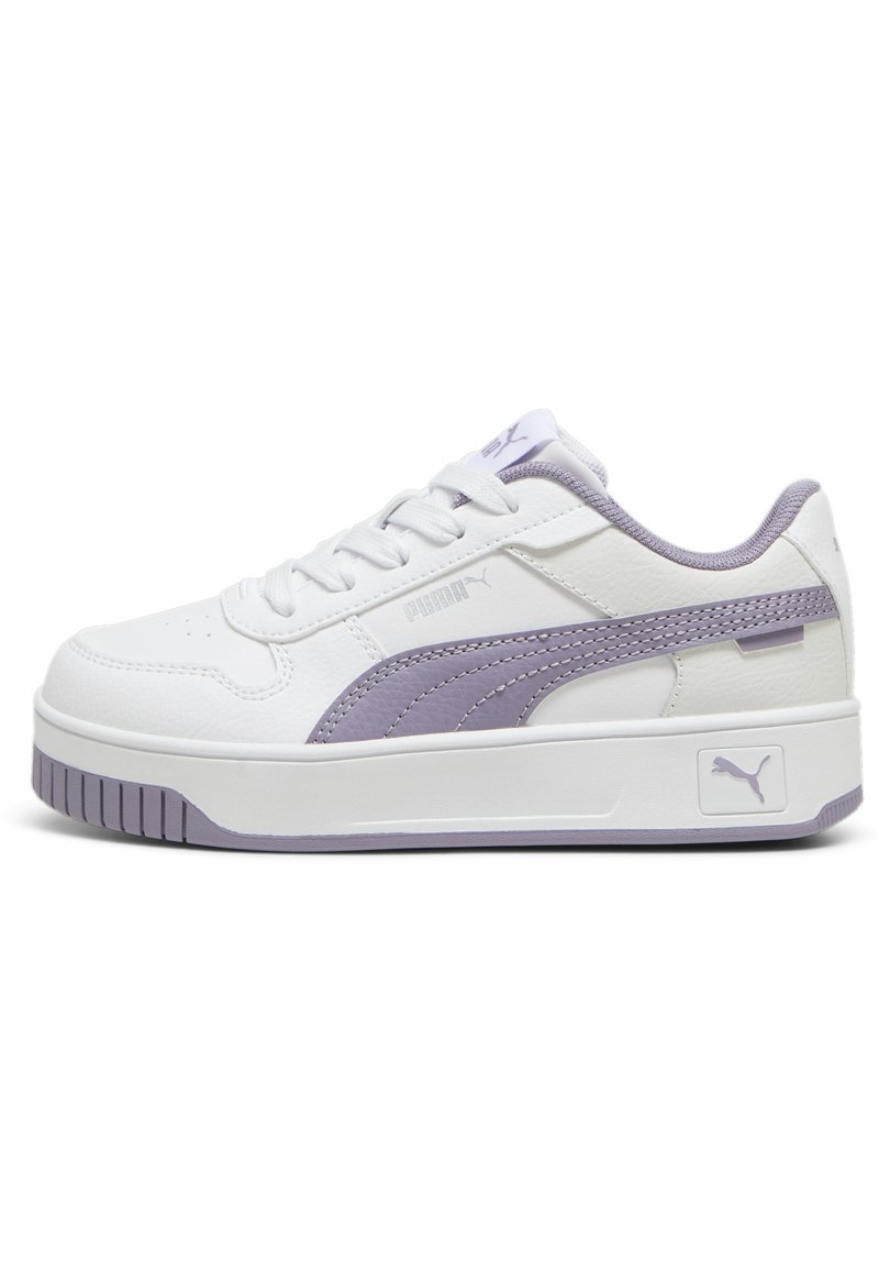 Sapatilhas brancas em pele com detalhes em lilás, faixas laterais estampadas, gola almofadada e sola texturizada. Apresenta atacadores à frente e o logótipo da marca.