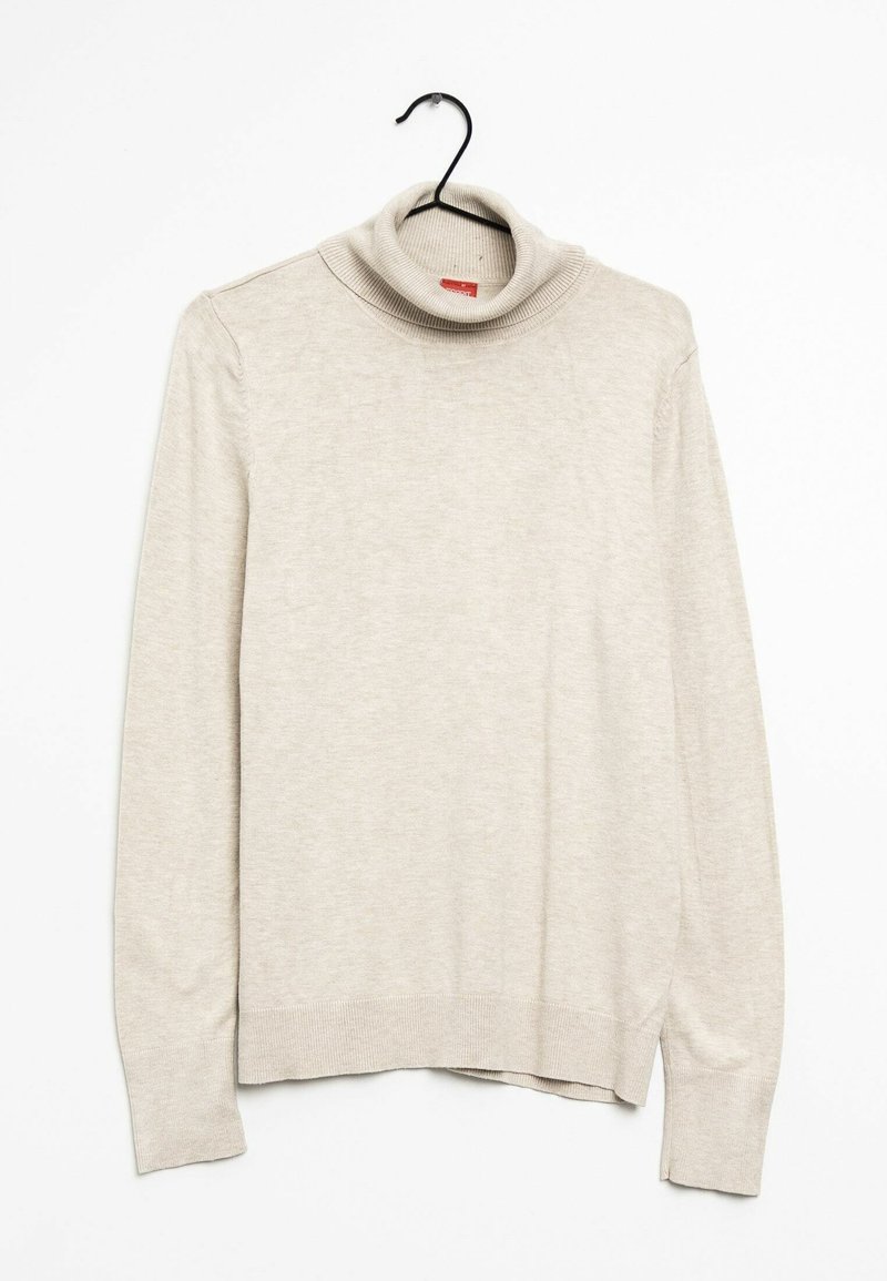 Pull col roulé beige à manches longues suspendu à un cintre noir sur fond blanc.
