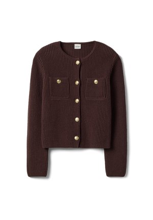 Cardigan marrone scuro lavorato a maglia con maniche lunghe, scollo rotondo, due tasche frontali e bottoni tono oro al centro e sulle tasche.