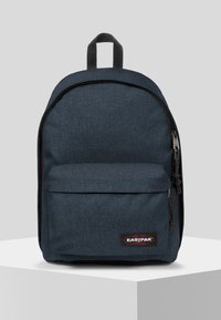 Tummansininen Eastpak-reppu, jossa on teksturoitu pinta, etutasku ja mustat vetoketjun yksityiskohdat. Kestävä kangas ja lenkki kahva päällä.