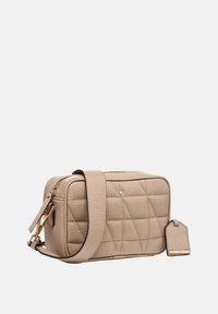 Borsa a tracolla in pelle beige con motivo trapuntato, dettagli dorati, chiusura a zip e tracolla regolabile. Caratterizzata da un'etichetta per il branding.