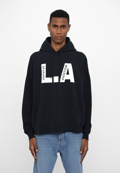 Schwarzer Hoodie aus Baumwolle mit großen weißen "L.A."-Druck auf der Vorderseite. Ausgestattet mit einer geräumigen Kängurutasche und einer verstellbaren Kapuze mit Zugband.