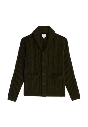 Cardigan tejido en verde oscuro con cuello de chal, trenzas texturizadas, dos bolsillos delanteros y cierre de botones.