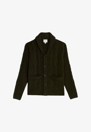 Cardigan tejido en verde oscuro con cuello de chal, trenzas texturizadas, dos bolsillos delanteros y cierre de botones.