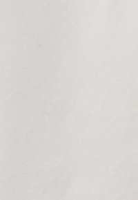 Witte katoenen stof met een gladde, matte textuur. Heeft een subtiel geweven patroon en minimale variaties in tint over het oppervlak.