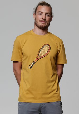 TENNISSCHLÄGER - T-Shirt print - ochre
