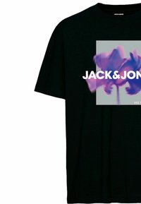 Camiseta de algodón negra de manga corta, con un gráfico central en tonos morados y el texto blanco "JACK&JONES" dentro de un cuadrado.