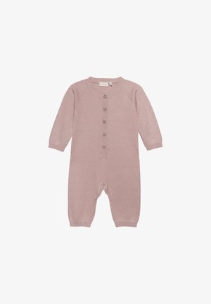 Gebreid babyrompertje in zacht roze, met lange mouwen, ribgebreide manchetten en vijf knopen aan de voorkant. Glad textuur, zonder patronen.