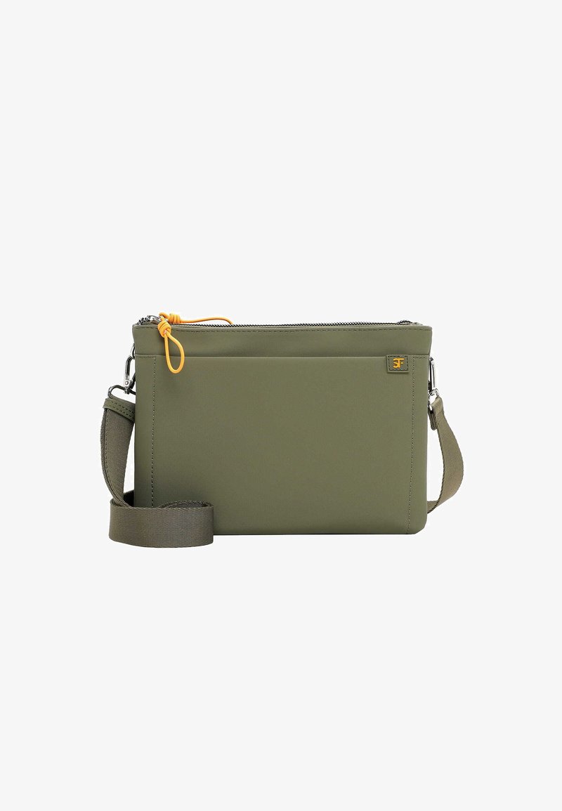 Sac bandoulière vert olive avec sangle réglable, poche avant, fermeture éclair supérieure avec tirette orange, et petite étiquette logo carrée.