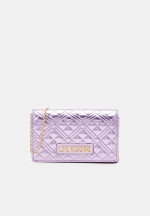 Metallic lavendelfarbene gesteppte Tasche mit goldenem Kettenriemen und "LOVE MOSCHINO" Logo-Plakette vorne in der Mitte.