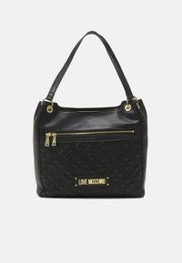 Černá kožená kabelka s prošívaným vzorem, zlatými kovovými akcenty, přední zipovou kapsou a logem na dně. Jednoduchý ramenní popruh.