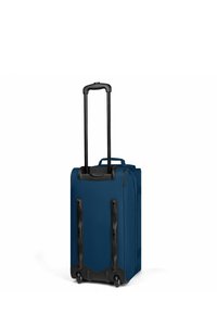 Valigia a rotelle blu navy con manico esteso nero, due ruote e supporti angolari neri rinforzati su uno sfondo bianco.