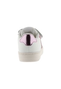 Vit sneakers med en rosa metallisk hälaccent, tygrem, och texturerad sidodetalj, med en gummisula och vadderad krage.