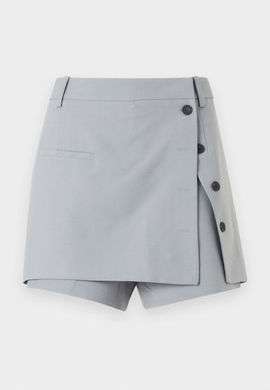 Shorts gris clair sur mesure avec un panneau frontal chevauchant maintenu par quatre boutons noirs sur le côté droit et une poche passepoilée simple.